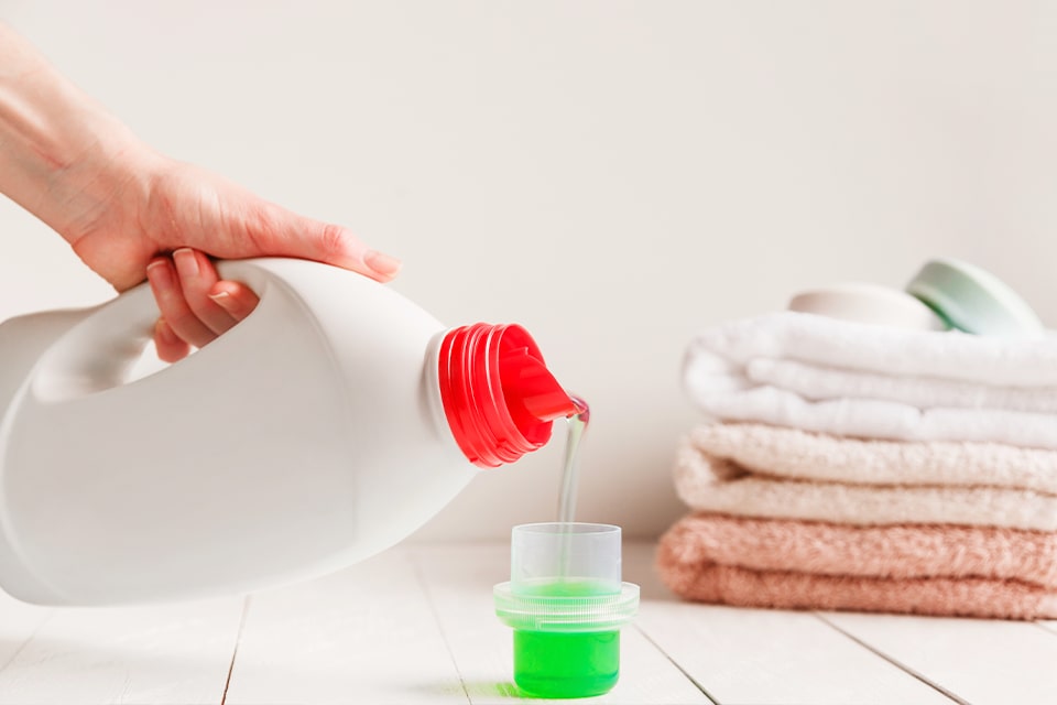 Turnarea detergentului într-o can? de m?surare
