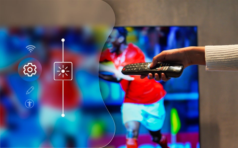 O persoan? care ajusteaz? set?rile televizorului cu ajutorul unei telecomenzi pentru a optimiza vizionarea sporturilor.