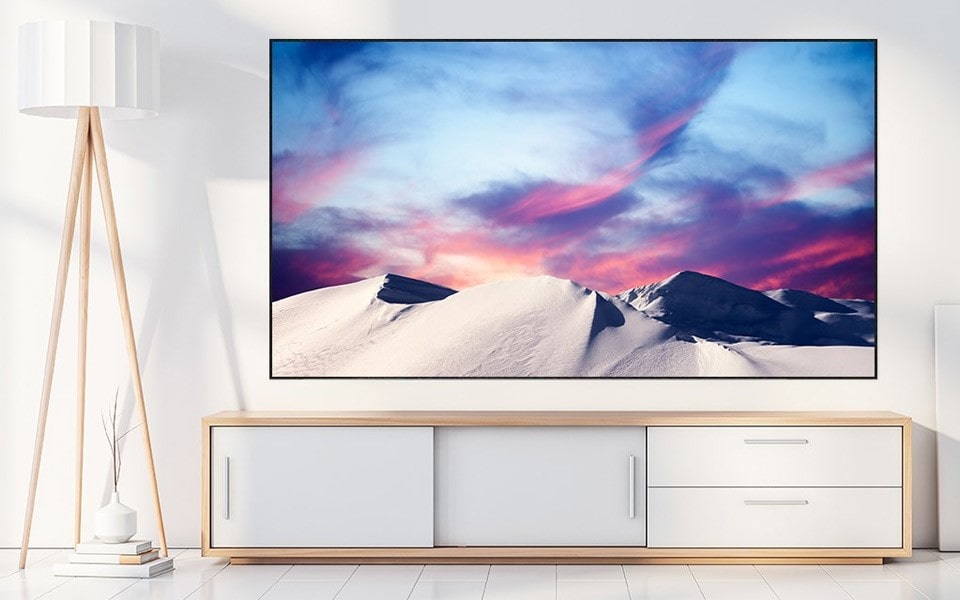 Un televizor LG 8K OLED se afl? în camera de zi.