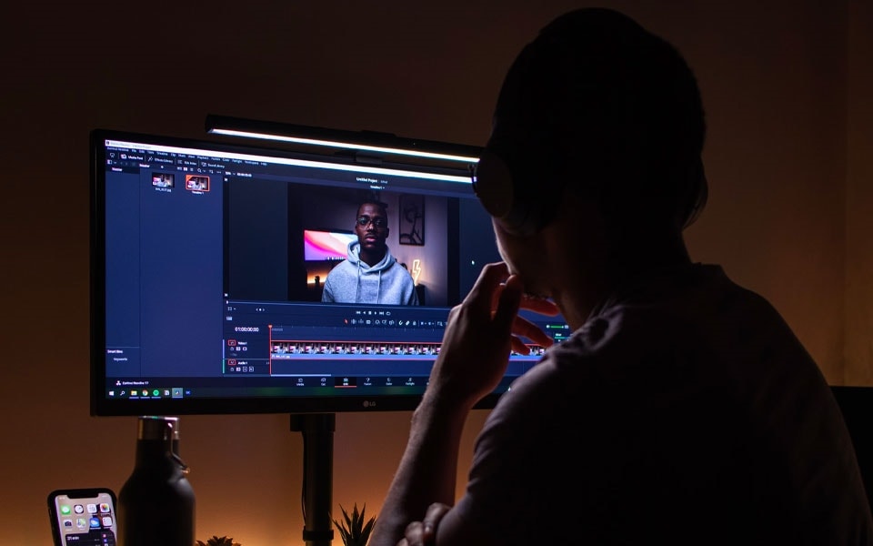 Un b?rbat regleaz? luminozitatea pe monitorul s?u prietenos pentru ochi