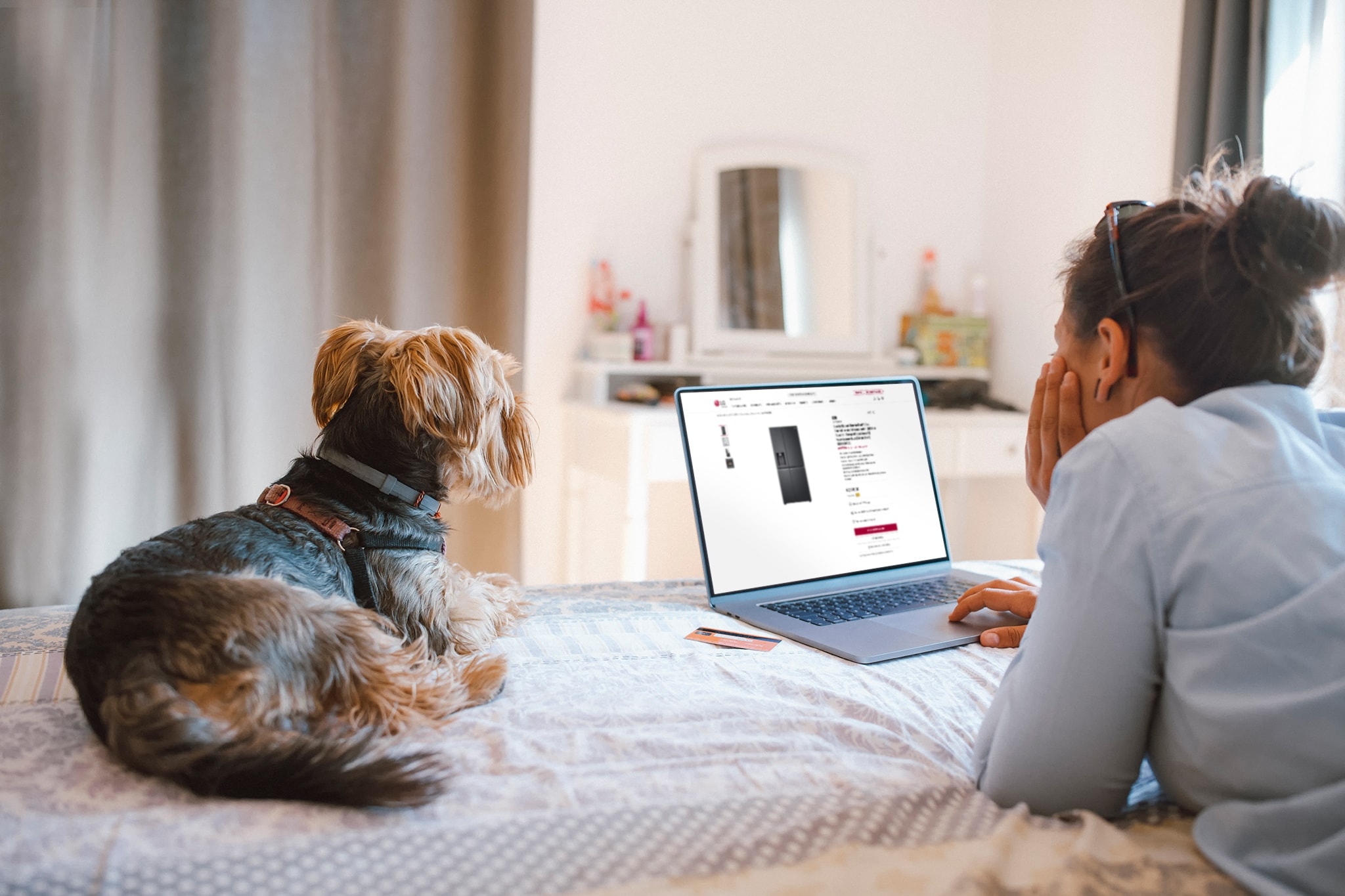 O femeie caut? online un frigider-congelator eficient din punct de vedere energetic