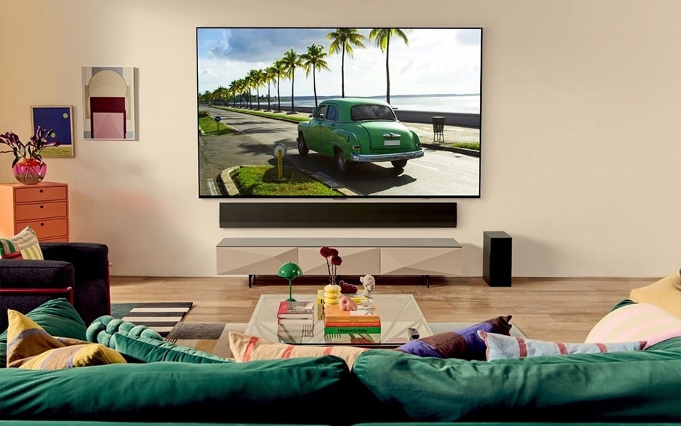 Un televizor LG OLED de mari dimensiuni, care se potrive?te perfect într-o camer? de zi