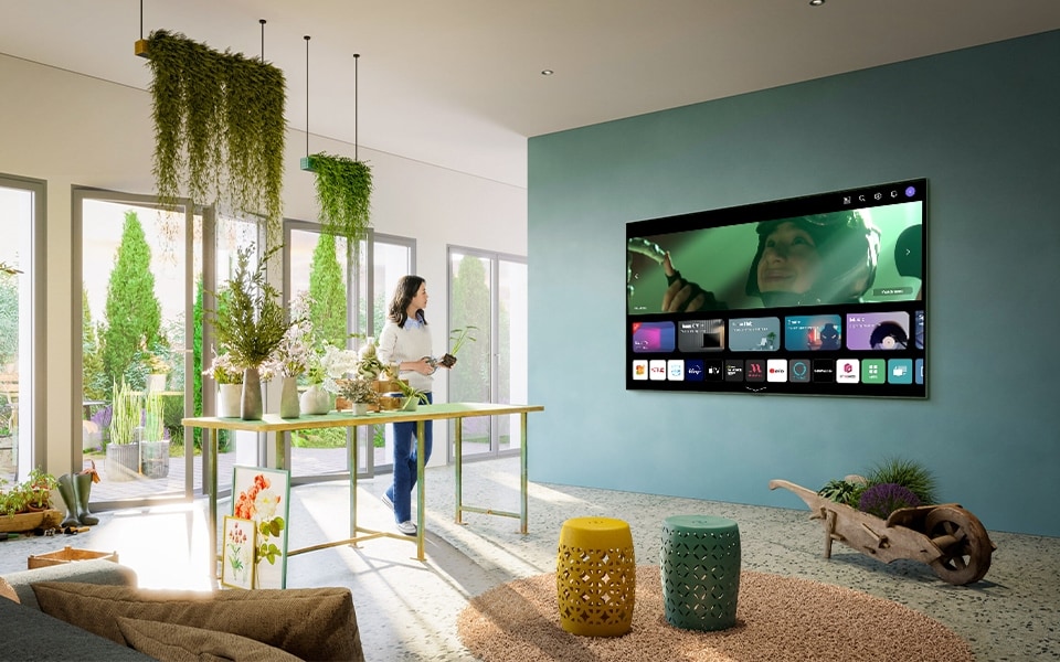 O femeie r?sfoie?te WebOS pe televizorul s?u LG Smart TV