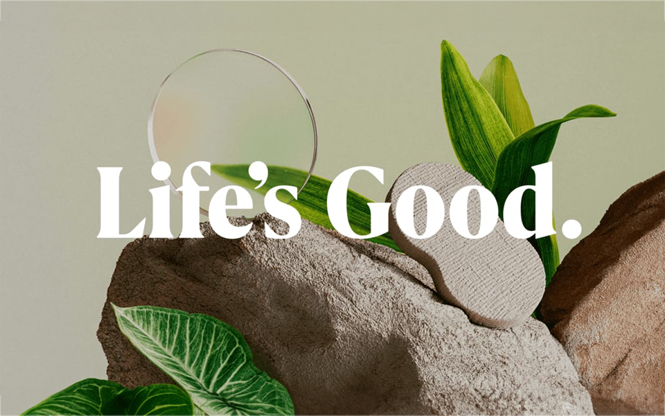 Logo-ul "Life's Good" al LG pe un fundal inspirat de natur?, promovând un stil de via?? sustenabil.