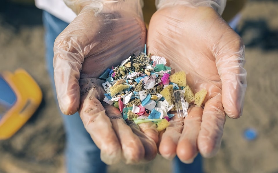 mâini care ?in de?euri de plastic
