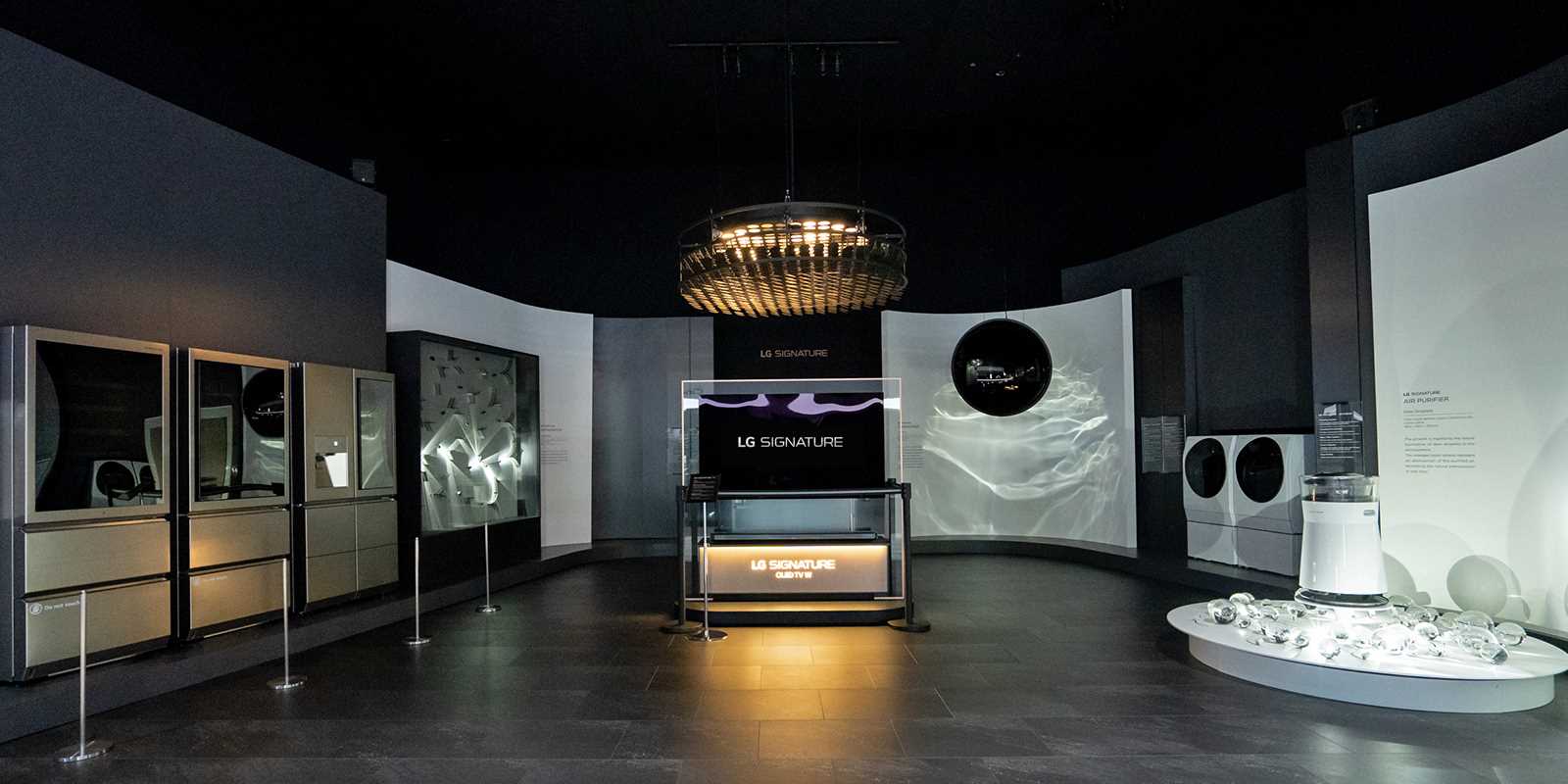 Gama de produse LG SIGNATURE a fost expus? la CES 2019, în cadrul c?reia lucr?ri de art? au înconjurat aparate sofisticate, punându-le în valoare frumuse?ea minimalist? | Mai multe în LG MAGAZINE