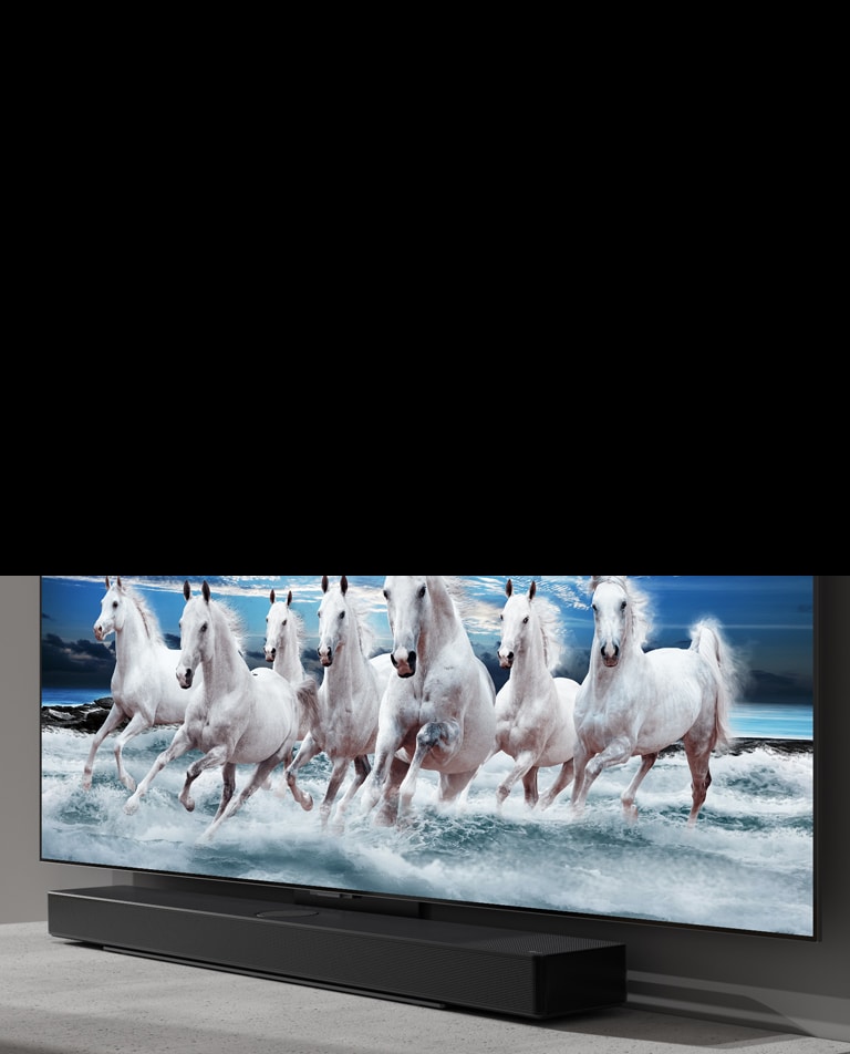 Sound Bar zvu?nik i TV su postavljeni na beli sto i 7 belih konja je prikazano na televizoru.