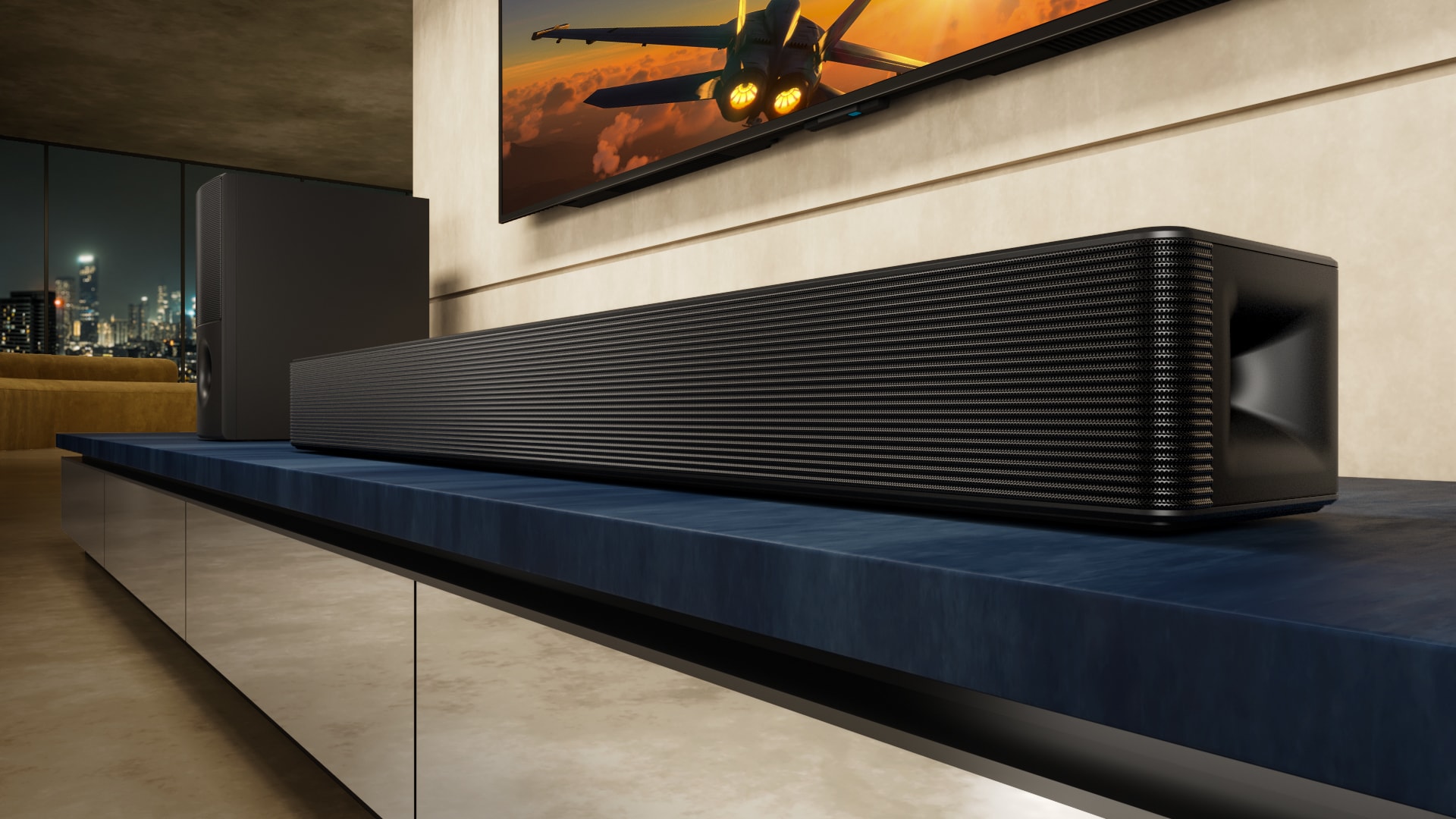 LG Soundbar SH5A i njegov niskotonac nalaze se na plavoj TV komodi u dnevnoj sobi. Iznad Soundbar ure?aja je delimi?no prikazan TV sa slikom letelice.
