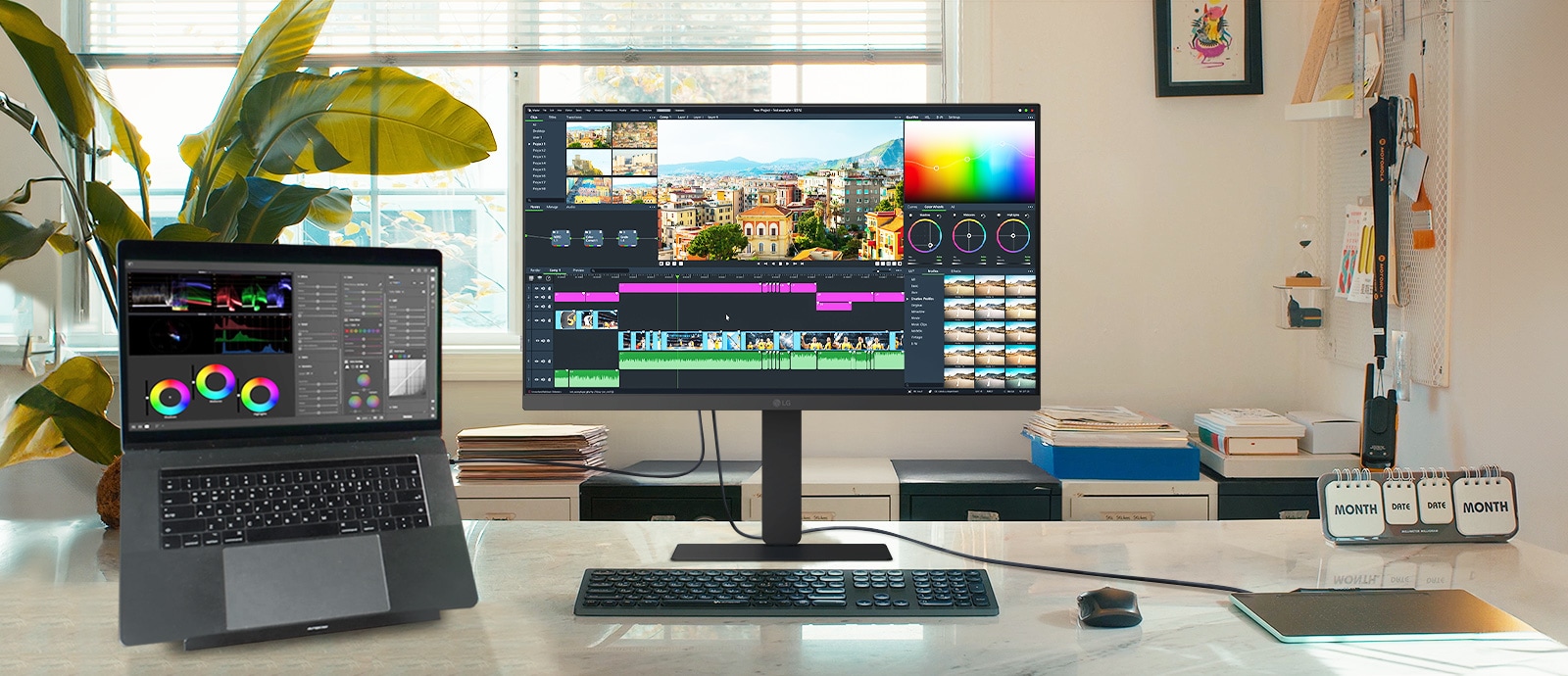 Kreativan radni prostor s LG monitorom i povezanim laptopom. Na oba je interfejs za monta?u videa s alatkama za gradaciju boja i vremenskom osom.	