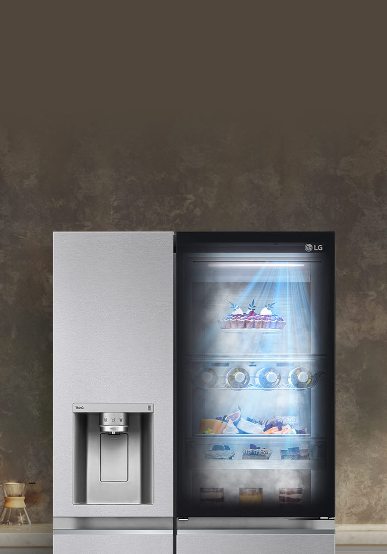 Pogled napred na crni InstaView fri?ider sa svetlom iznutra.  Sadr?aj fri?idera se mo?e videti kroz InstaView vrata. Plavi zraci svetlosti sijaju preko sadr?aja funkcije DoorCooling.