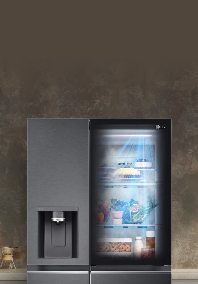 Pogled napred na crni InstaView fri?ider sa svetlom iznutra.  Sadr?aj fri?idera se mo?e videti kroz InstaView vrata. Plavi zraci svetlosti sijaju preko sadr?aja funkcije DoorCooling.