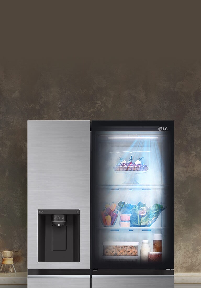 Pogled napred na crni InstaView fri?ider sa svetlom iznutra.  Sadr?aj fri?idera se mo?e videti kroz InstaView vrata. Plavi zraci svetlosti sijaju preko sadr?aja funkcije DoorCooling.