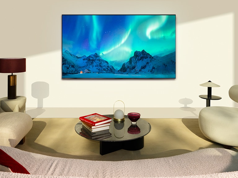 LG OLED TV i LG soundbar u savremenom ?ivotnom prostoru tokom dana. Na ekranu je prikazana slika polarne svetlosti na idealnom nivou osvetljenosti.