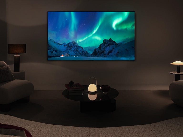 LG OLED TV i LG soundbar u savremenom ?ivotnom prostoru tokom no?i. Na ekranu je prikazana slika polarne svetlosti na idealnom nivou osvetljenosti.