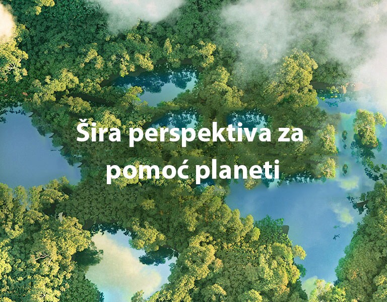 ?irok prikaz zelenih ?uma sa vrha, a tu su i oblaci