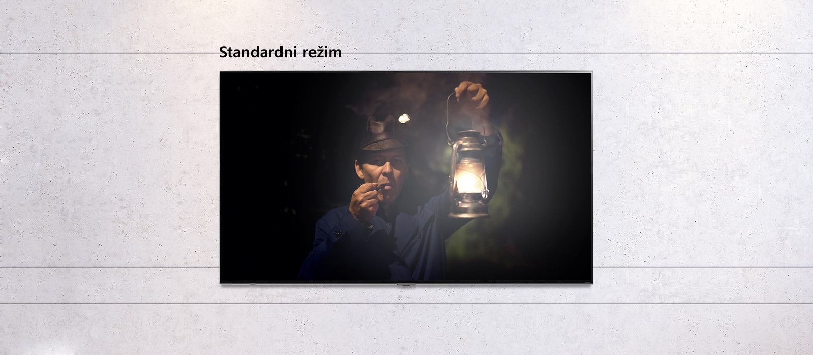 Slika koja mo?e da se lista na televizoru montiranom na zidu prikazuje tamnu scenu ?oveka koji dr?i lampu. Prikaz se smenjuje izme?u televizora standardne veli?ine i velikog ekrana LG QNED MiniLed TV-a.