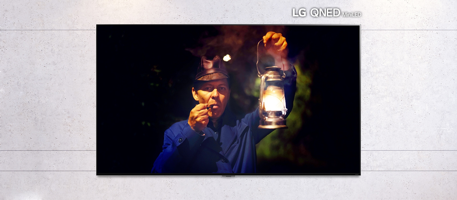 Slika koja mo?e da se lista na televizoru montiranom na zidu prikazuje tamnu scenu ?oveka koji dr?i lampu. Prikaz se smenjuje izme?u televizora standardne veli?ine i velikog ekrana LG QNED MiniLed TV-a.
