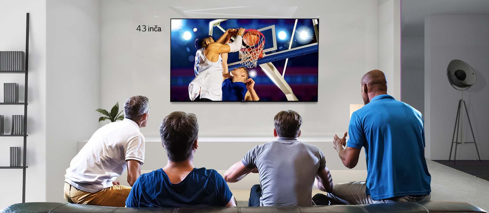 Prikaz sa zadnje strane televizora montiranog na zid, na kome je prikazana ko?arka?ka utakmica koju gledaju ?etiri mu?karca. Listanje sleva nadesno prikazuje razliku u veli?ini izme?u 43-in?nog i 86-in?nog ekrana.