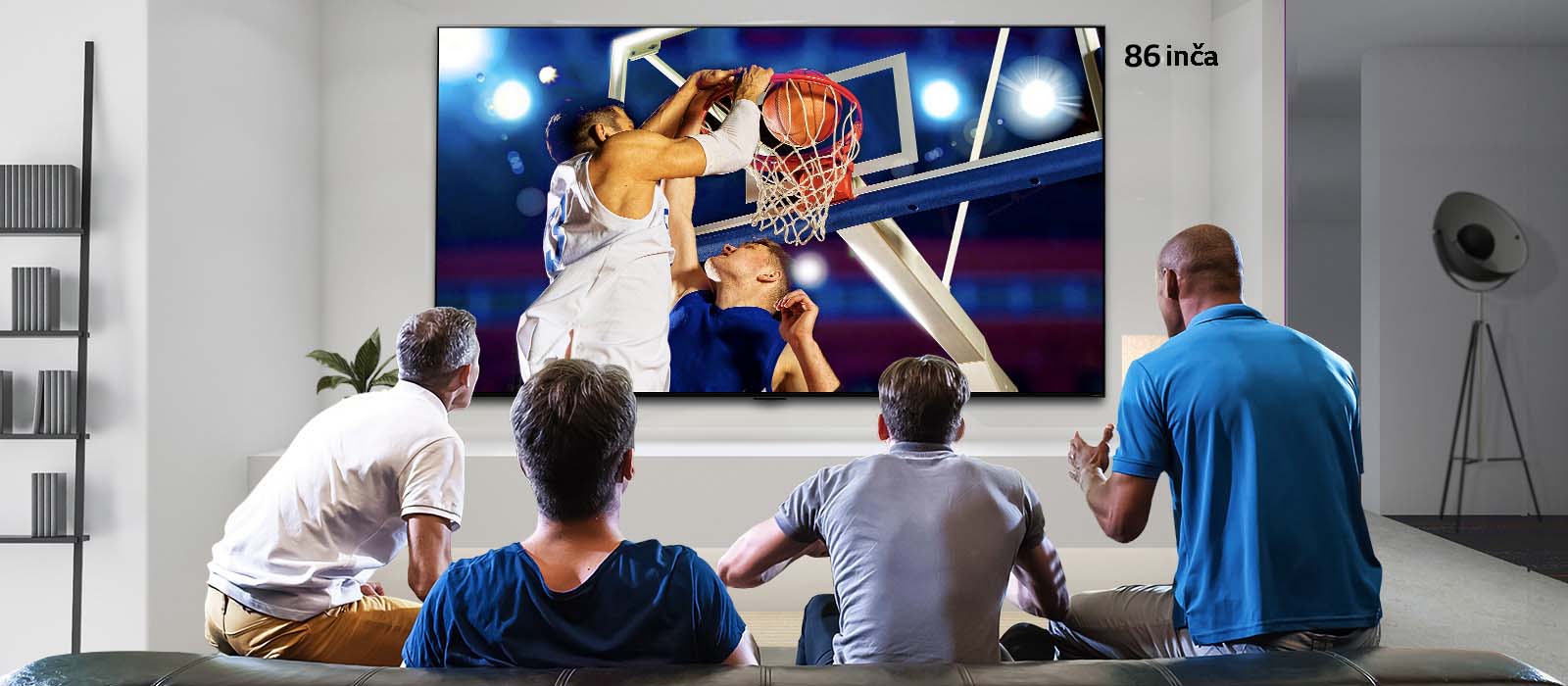Prikaz sa zadnje strane televizora montiranog na zid, na kome je prikazana ko?arka?ka utakmica koju gledaju ?etiri mu?karca. Listanje sleva nadesno prikazuje razliku u veli?ini izme?u 43-in?nog i 86-in?nog ekrana.