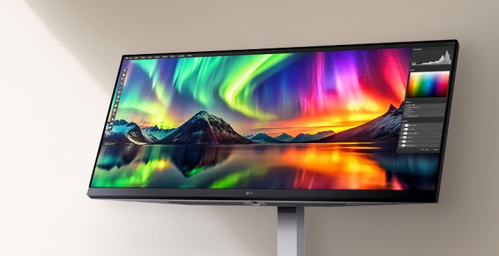 Сверхширокий монитор LG, отображающий яркие полярные сияния, с интерфейсом для редактирования фотографий, демонстрирующий яркую цветопередачу и детализацию с высоким разрешением.
