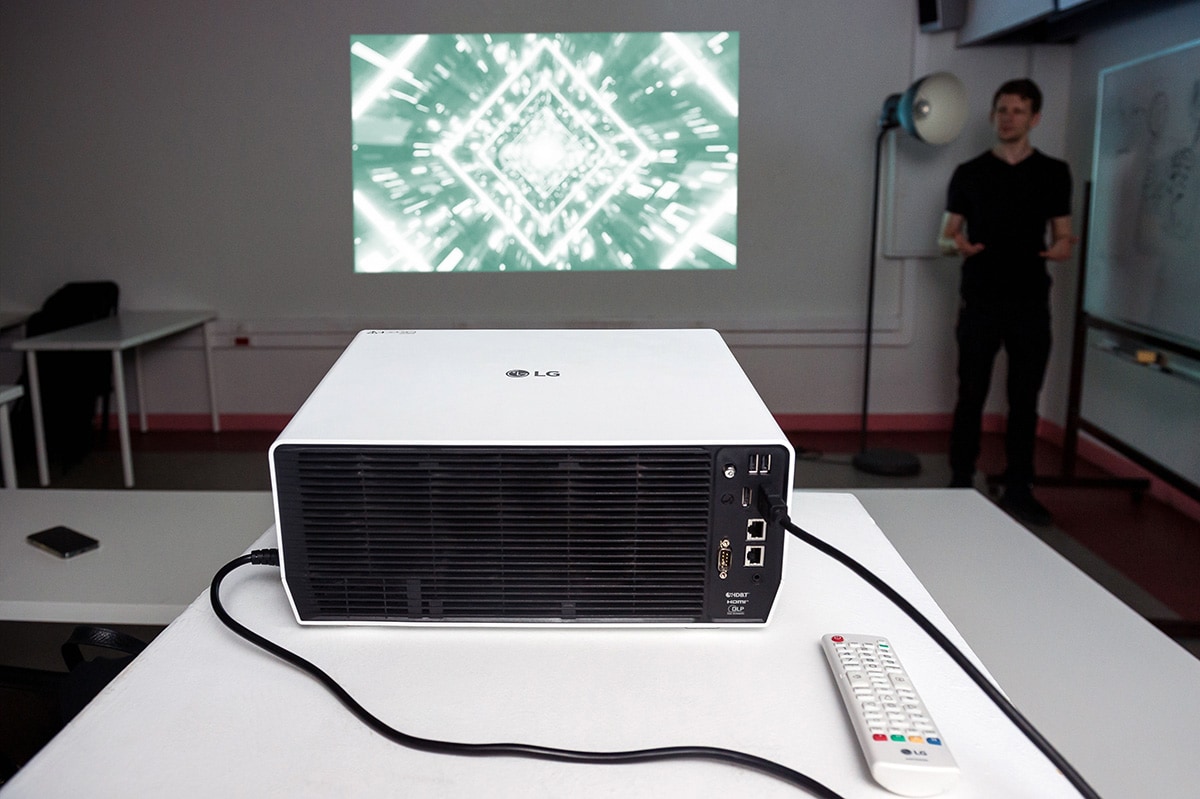 Проекторы LG ProBeam в проектах университета креативных индустрий Universal University: мультимедиа технологии для творческой деятельности
