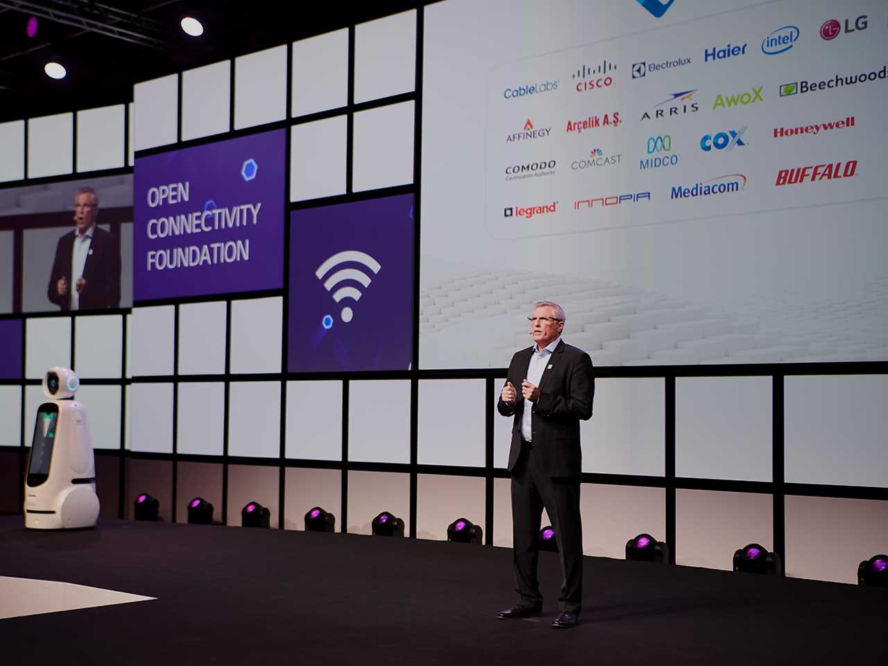    Председатель Федерации открытой коммуникации Matthew Perry выступает на LG IFA 2018 в Берлине