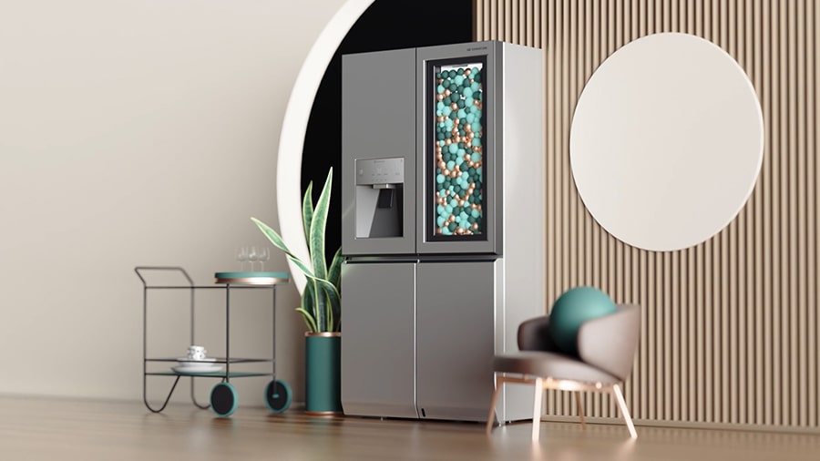 Холодильник LG SIGNATURE в окружении декоративных элементов, изображенный в художественной перспективе.