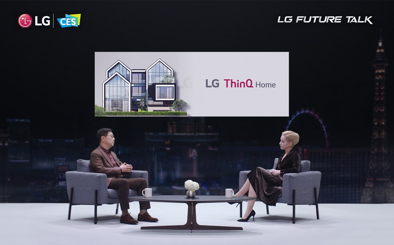 Доктор Пак, президент и технический директор LG Electronics, взял интервью у представительницы CES. Позади висит баннер LG ThinQ Home.