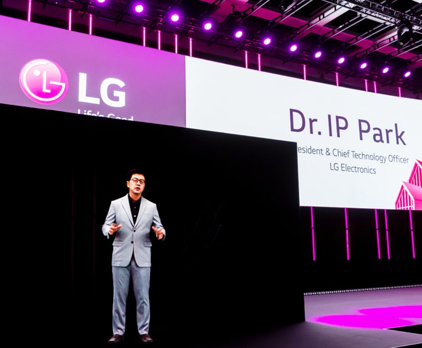 Президент и технический директор LG доктор И.П. Парк представляет на IFA 2020 видение будущего LG Electronics ?Life’s Good from Home? в виде голограммы.
