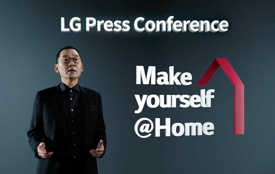 Мужчина в черном костюме произносит речь о функции LG ThinQ ?сделай себя как дома? на пресс-конференции LG.