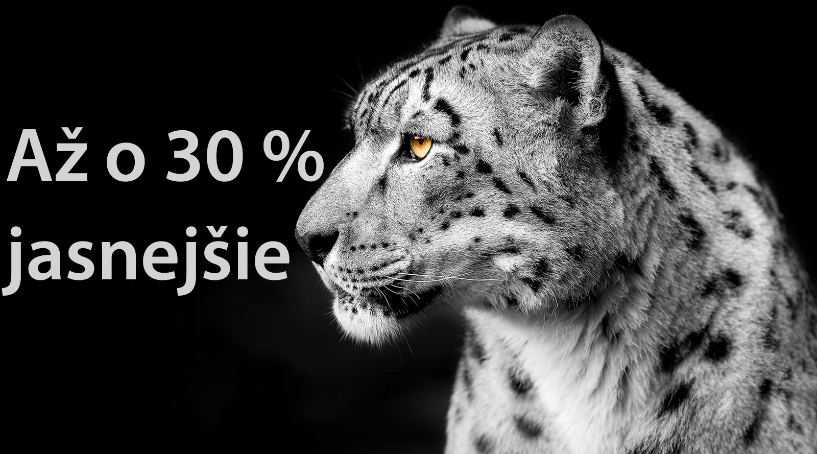 Biely leopard ukazuje zboku svoju tvár na ?avej strane obrázka. Na ?avej strane sa zobrazuje nápis ?A? o 30 % jasnej?ie“.