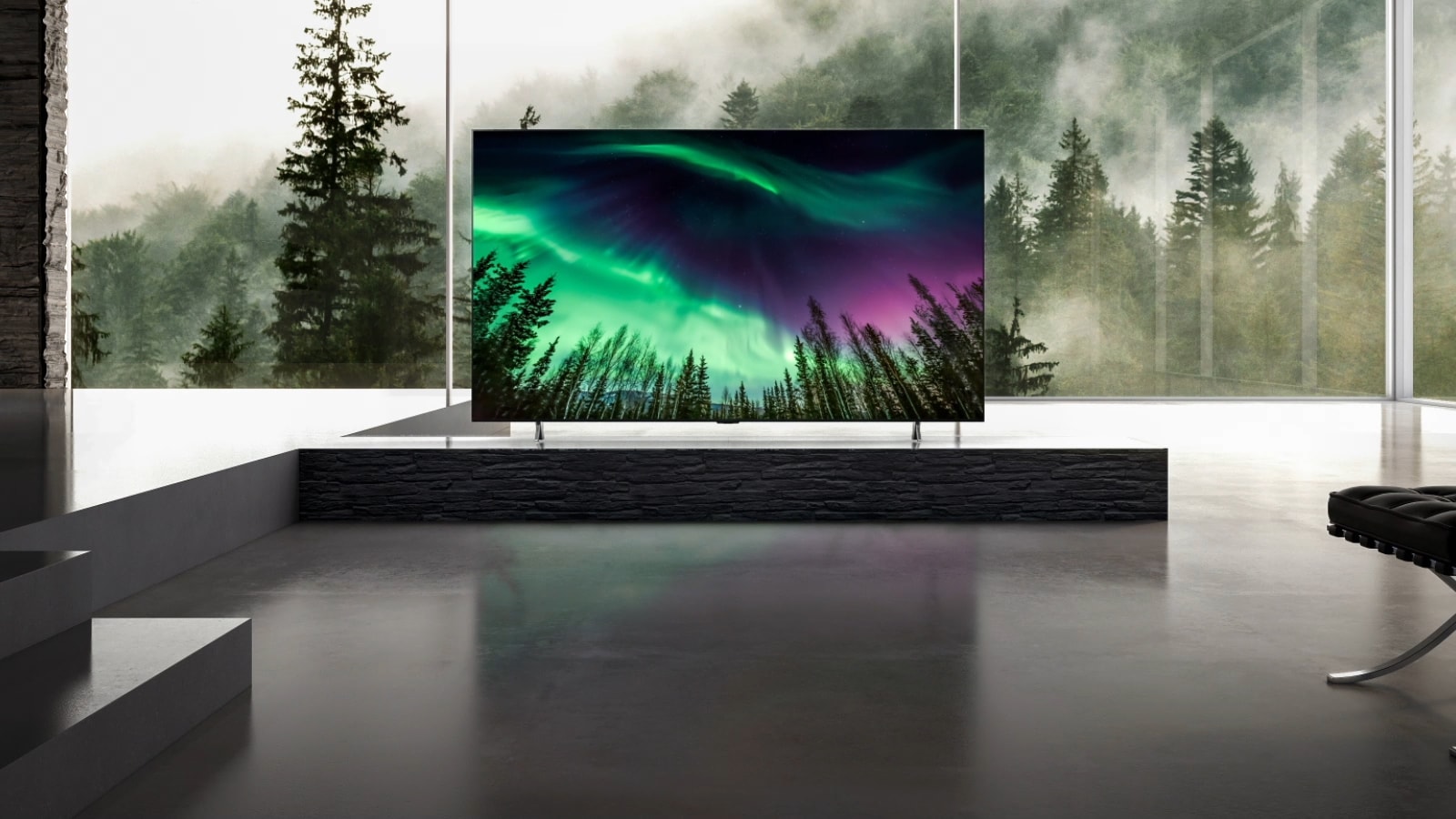 Kamera prechádza z detailného záberu na hornú ?as? televízora nadol na detailny záber na prednú ?as? televízora. Na obrazovke televízora je zobrazená zelená polárna ?iara. Kamera obraz oddiali a odhalí ve?mi ?iroky priestor v obyva?ke. Obyva?ka je ladená dosiva a cez okno vidno vonku les.