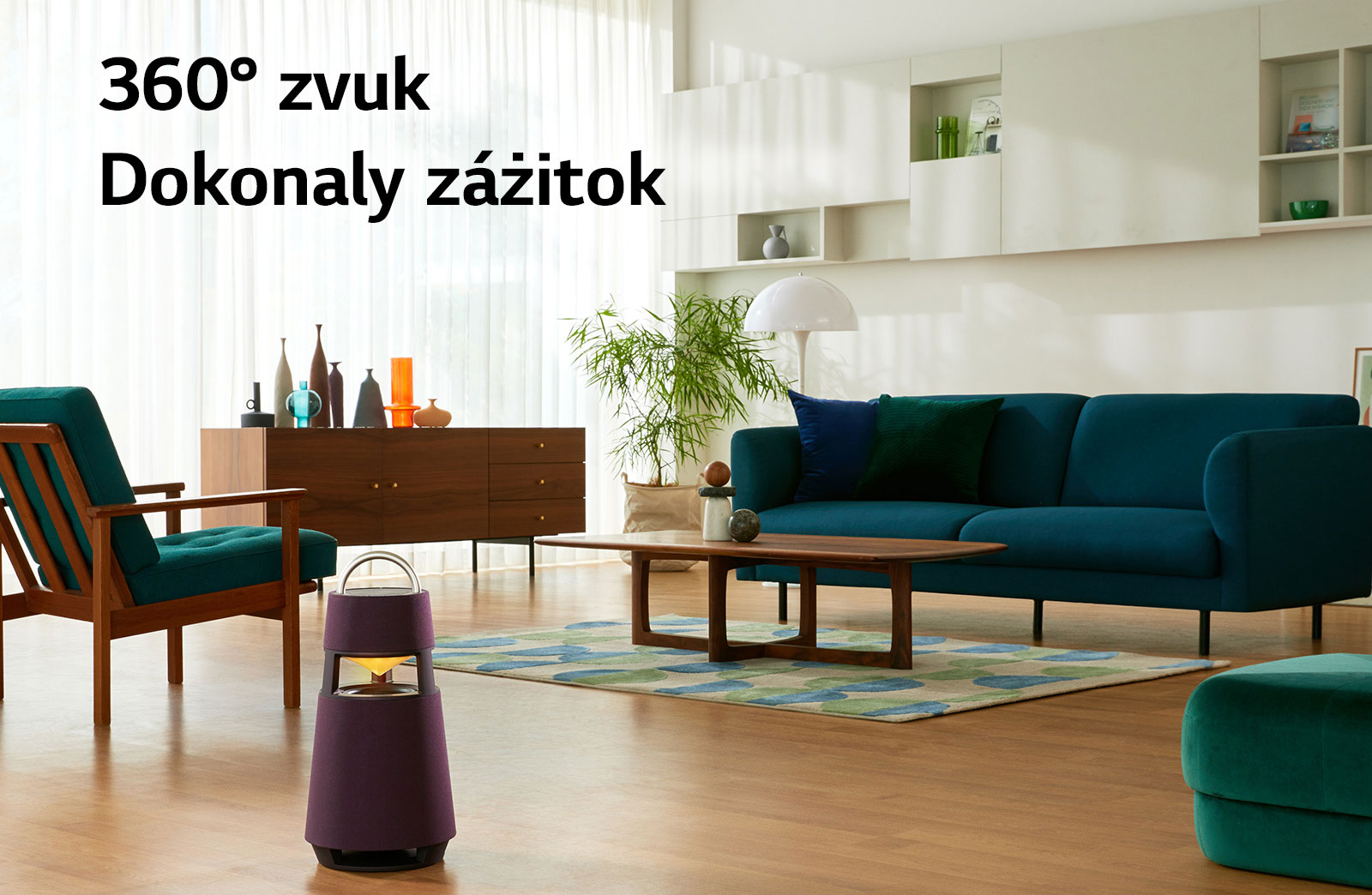 Obrázok ?eny sediacej na pohovke a po?úvajúcej hudbu, pri?om reproduktor XBOOM 360 má pred sebou.