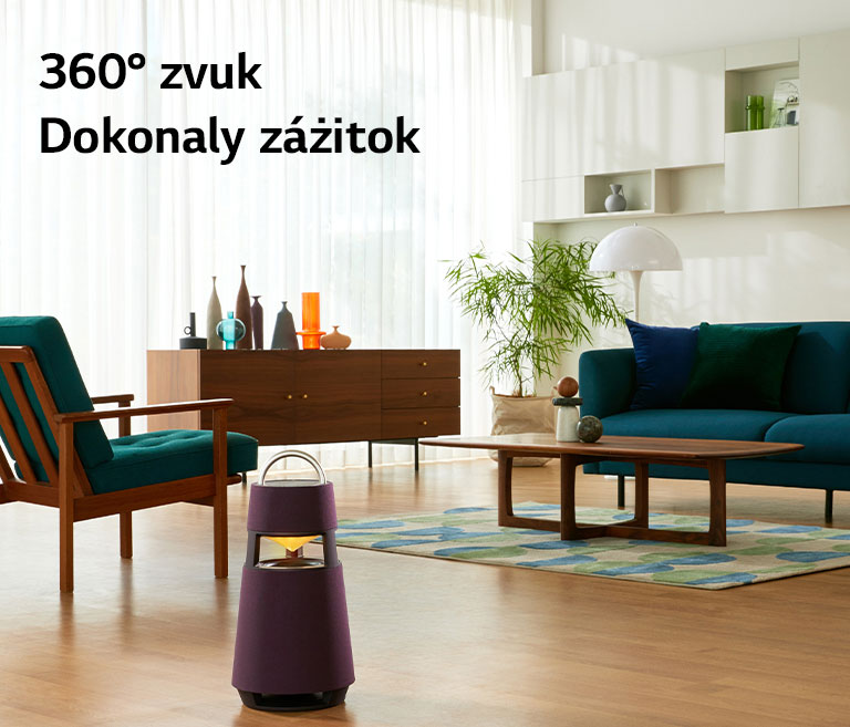 Obrázok ?eny sediacej na pohovke a po?úvajúcej hudbu, pri?om reproduktor XBOOM 360 má pred sebou.