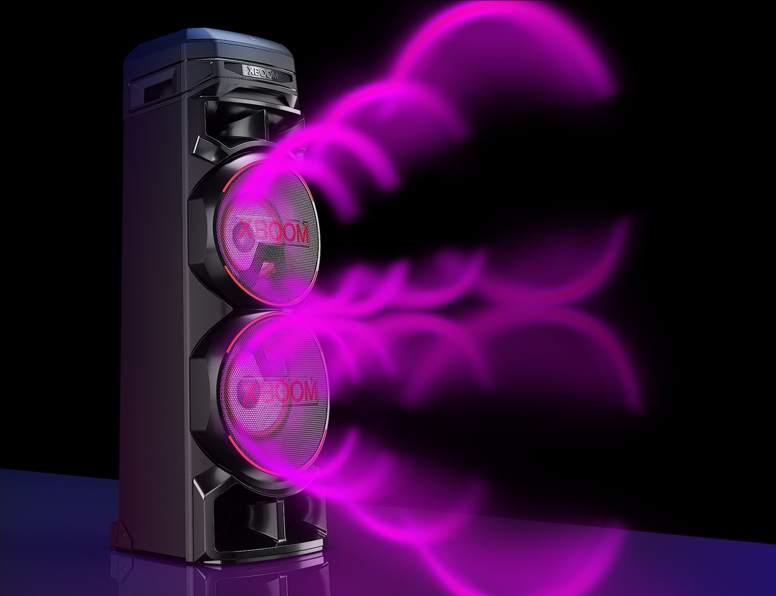 LG XBOOM RNC9 s ?avou stranou dopredu na ?iernom pozadí. Z basovych reproduktorov vychádza fialová kruhová zvuková grafika. 