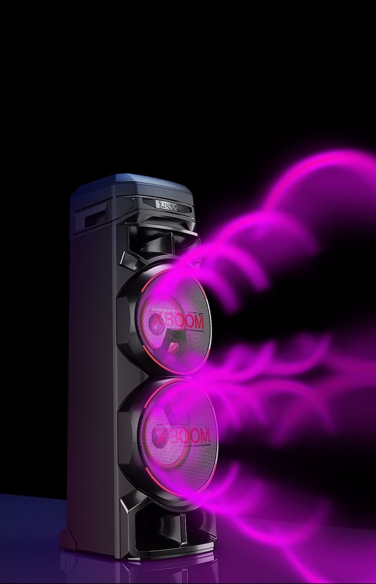 LG XBOOM RNC9 s ?avou stranou dopredu na ?iernom pozadí. Z basovych reproduktorov vychádza fialová kruhová zvuková grafika. 