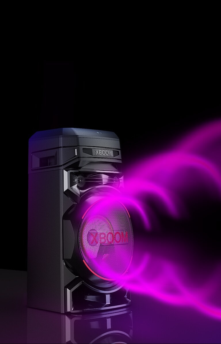 LG XBOOM RNC5 s ?avou stranou dopredu na ?iernom pozadí. Z basovych reproduktorov vychádza fialová kruhová zvuková grafika.