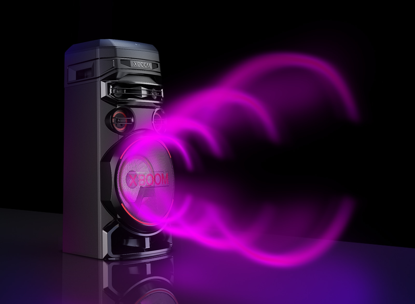 LG XBOOM RNC7 s ?avou stranou dopredu na ?iernom pozadí. Z basovych reproduktorov vychádza fialová kruhová zvuková grafika.