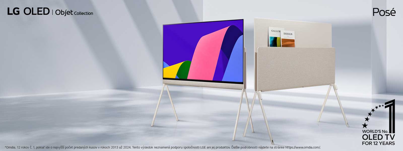 Dva televízory LG OLED Posé v elegantnom minimalistickom priestore. Jeden televízor je oto?eny z prednej strany s umeleckym dielom na obrazovke. Druhy televízor je oto?eny zo zadnej strany, na ktorej vidie? dobre navrhnuté úlo?né rie?enie. Vzadu je vidie? nieko?ko ?asopisov. V rohu je emblém ?Svetová jednotka medzi televízormi OLED TV u? 12 rokov“. Vidie? aj logá produktov LG OLED Objet Collection a Posé.