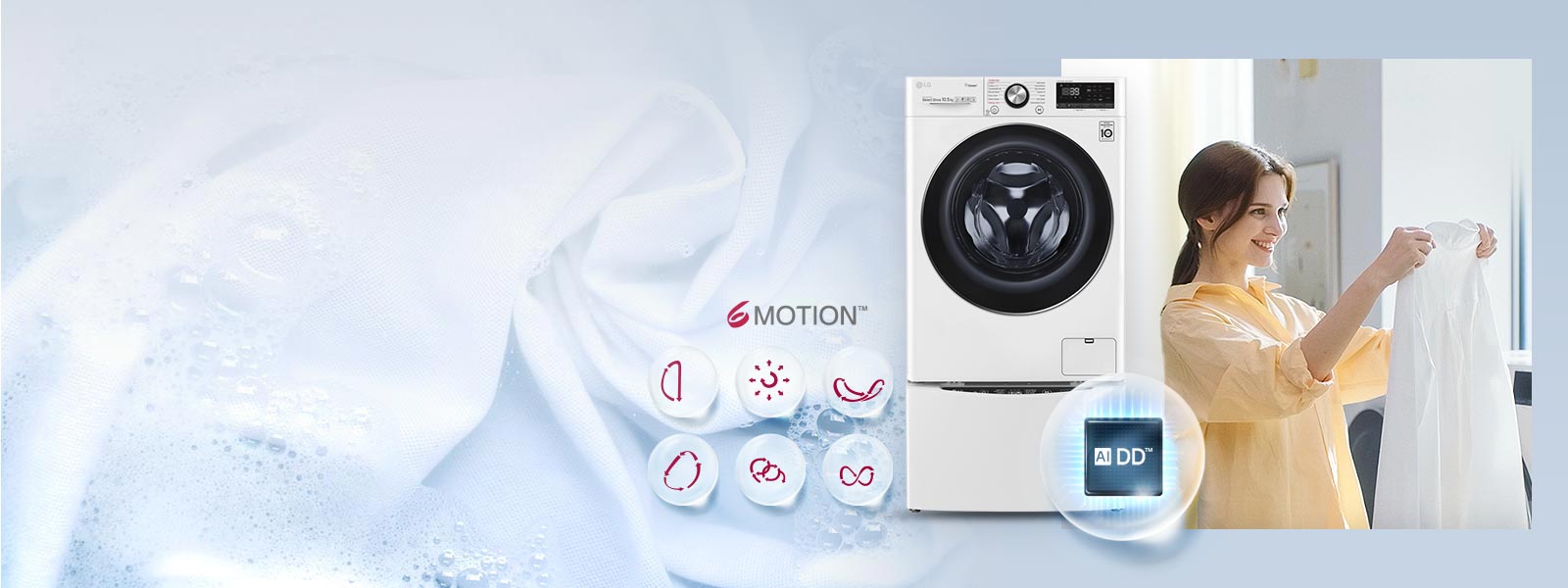 Une image montre une femme souriant et tenant une chemise blanche propre. à c?té d’elle se trouve une vue avant d’un lave-linge LG. Il y a une bulle devant le lave-linge contenant le logo AI DD. L’image d’arrière plan est du lin blanc dans une eau savonneuse. Au dessus de ?a, il y a le logo SMotion et en dessous de lui se trouve les 6 mouvements représentés par des lignes et des flèches.