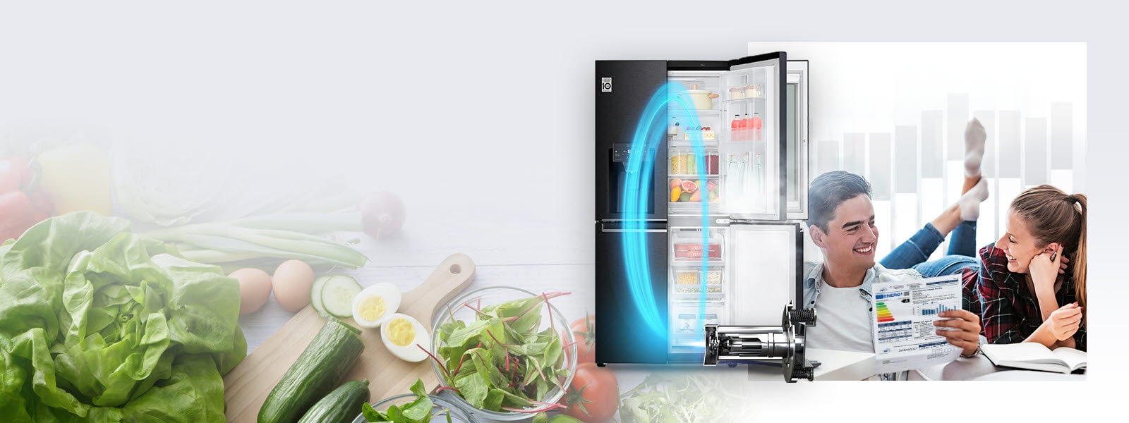 Un réfrigérateur LG avec une rangée de portes ouvertes montrant les produits et boissons à l’intérieur est en arrière plan accompagné d’une image faisant un zoom sur des produits frais. Juste devant, on voit le compresseur linéaire à onduleur LG avec un néon bleu ovale montrant l’énergie venant de la machine dans le réfrigérateur. également dans l’image, on voit un homme et une femme se souriant tandis que l’homme tient le tableau de consommation énergétique du réfrigérateur.