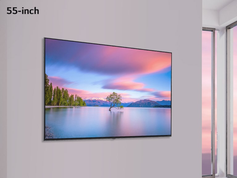 Телев?зор LG з технолог??ю NanoCell на чорному фон?. На екран? телев?зора — автомоб?ль, який ?де перед низьким г?рським хребтом у вод?, у як?й в?добража?ться яскраве небо.