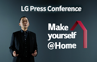 Qora kostyumli kishi LG ThinQ ning “o?zingga uydagidek qil” funksiyasi haqida LG matbuot konferensiyasida nutq so?zlamoqda.