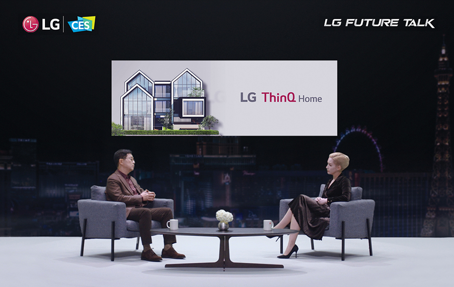 LG Electronics prezidenti va texnik direktori Doktor Pak CES vakilidan intervyu oldi. Orqada LG ThinQ Home banneri osig?liq turibdi.