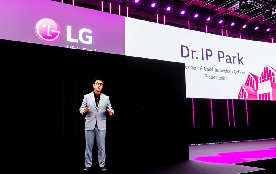 LG kompaniyasining prezidenti va texnik direktori doktor I. P. Park IFA 2020 da LG Electronicsning “Uyda hayot yaxshi” ko?zlovini gologramma ko?rinishida namoyish qilmoqda.