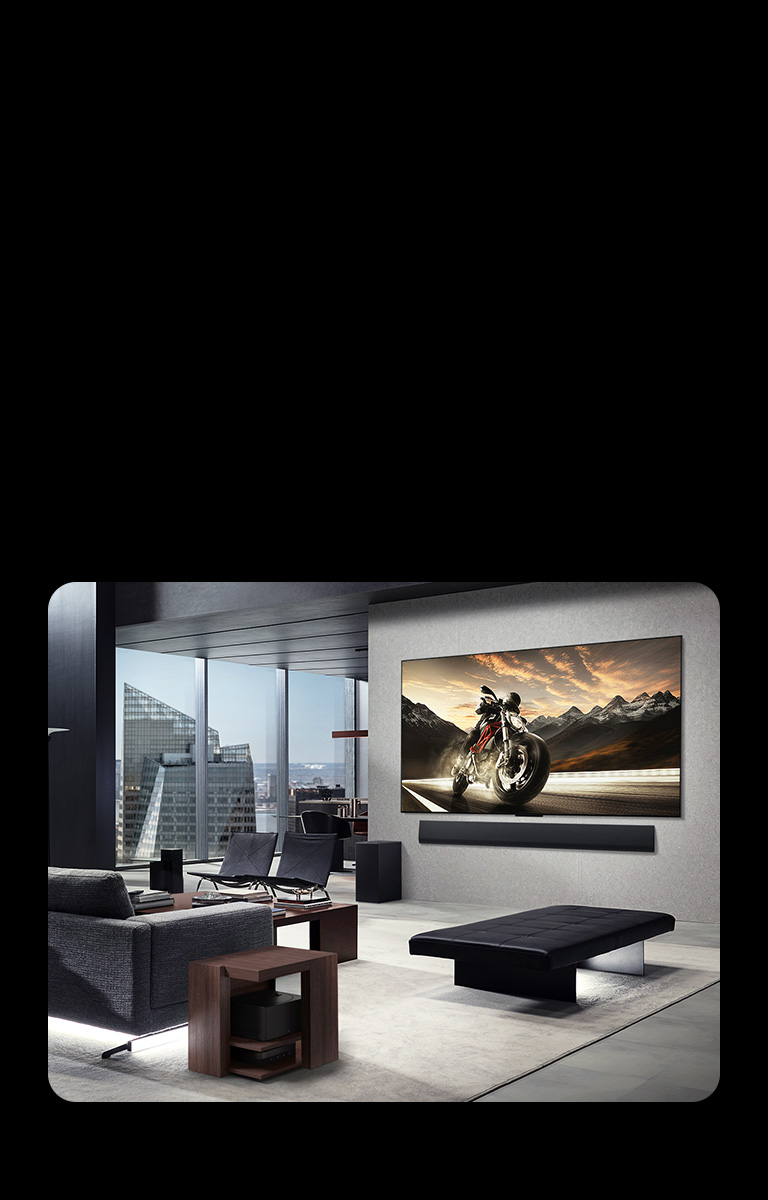 LG OLED M4 и звуковая панель LG Soundbar установлены на стене гостиной в многоэтажной квартире. Планировка без беспорядка. Коробка Zero Connect видна, скрытая под боковым столиком у дивана.