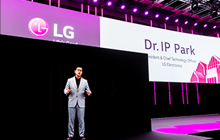Президент и технический директор LG доктор И.П. Парк представляет на IFA 2020 видение будущего LG Electronics ?Life’s Good from Home? в виде голограммы.